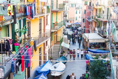 Vernazza, Cinque Terre, İtalya'nın ana sokakta yürürken insanlar