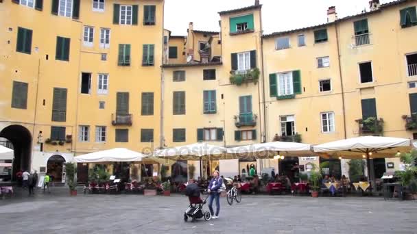 Pessoas caminhando na Piazza Napoleone Square, Lucca, Itália — Vídeo de Stock