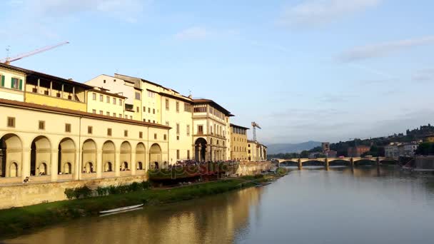 O rio Arno em Florença, Toscana, Itália — Vídeo de Stock