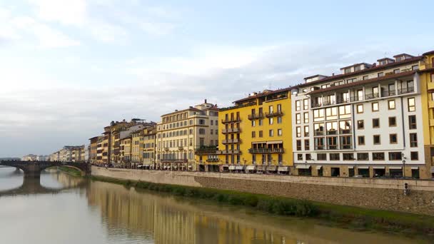 ヴェッキオ橋とフィレンツェ、トスカーナ、イタリアでアルノ川 — ストック動画