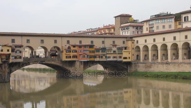 Понте Веккіо і річки Арно у Флоренції, Тоскана, Італія — стокове відео