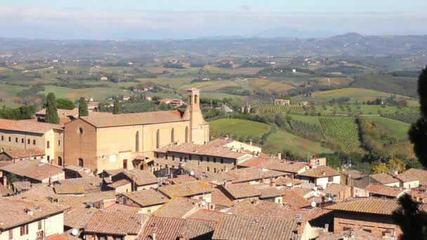 View of San Gimignano and the landscape in Tuscany, Italy — Stock Video