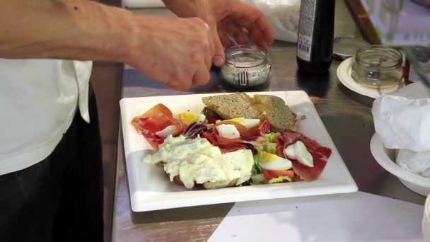 Cuisinier italien préparant un plat aux truffes dans le Mercato Centrale, Florence, Italie — Video