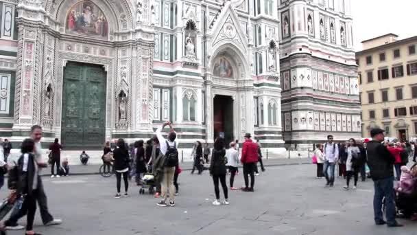 바실리카 디 산타 마리아 델 Fiore, 피렌체, 이탈리아 앞에 걸어 사람들 — 비디오