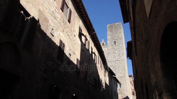 Gente caminando por una calle en San Gimignano, Italia — Vídeo de stock