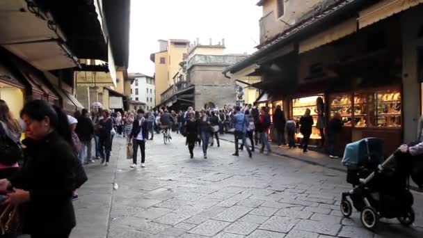 Mensen lopen in de Ponte Vecchio, Florence, Italië — Stockvideo
