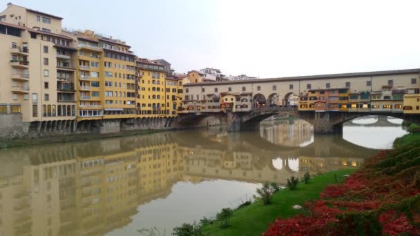 Ponte Vecchio a řeky Arno Florencie, Toskánsko, Itálie — Stock video