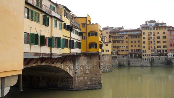 Ponte Vecchio a řeky Arno Florencie, Toskánsko, Itálie — Stock video