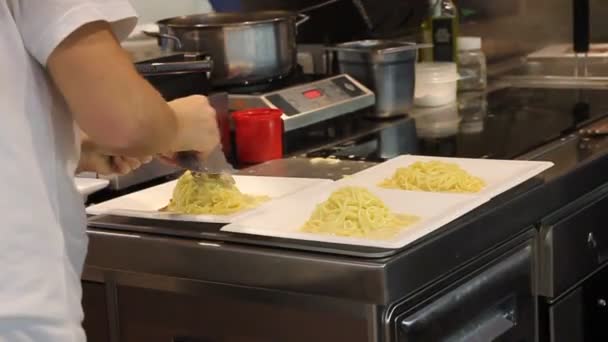 Cuisinier italien préparant un plat aux truffes dans le Mercato Centrale, Florence, Italie — Video