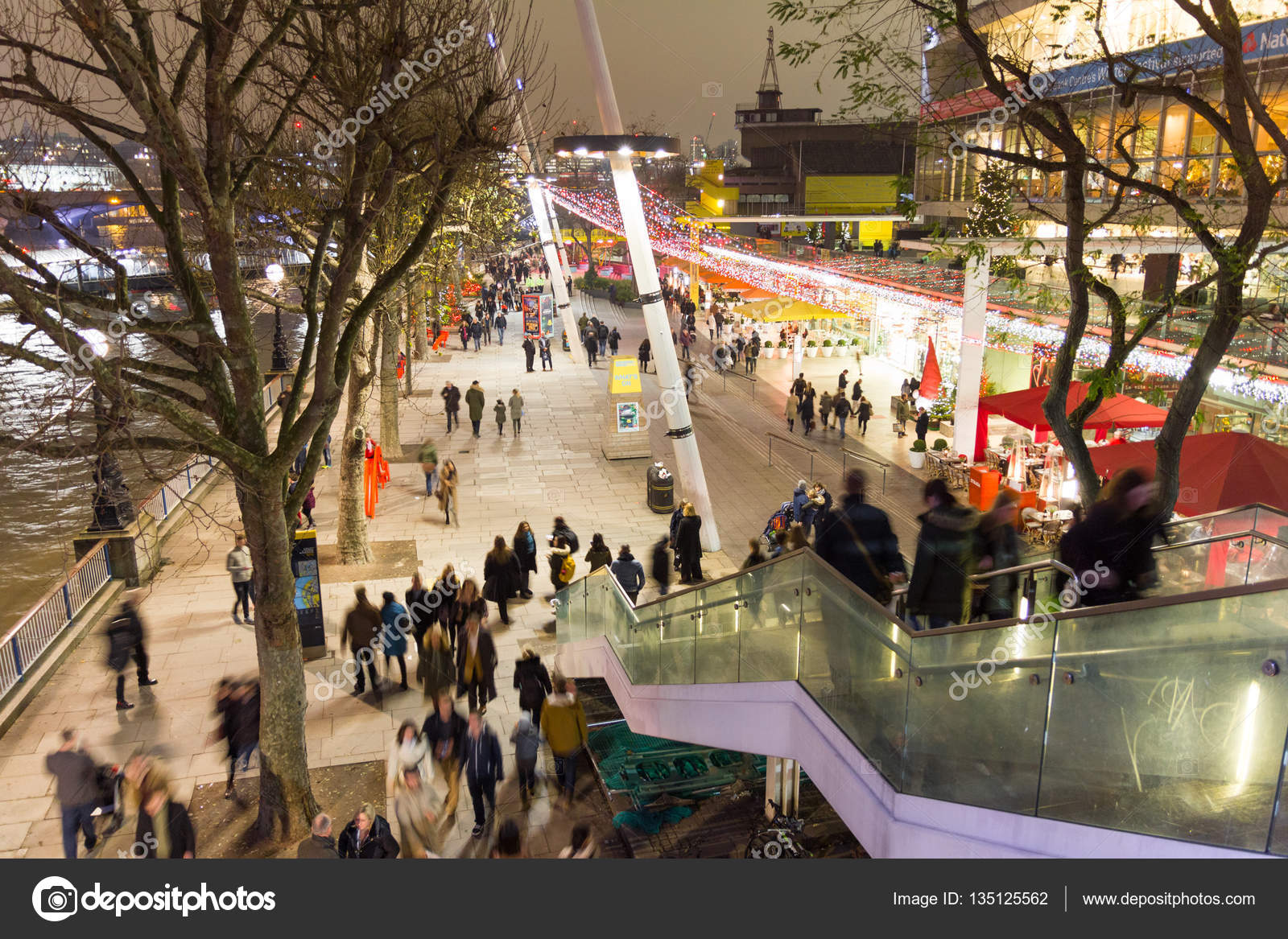 Pessoas andando no mercado de Natal no Southbank Centre, Londres, Inglaterra  — Fotografia de Stock Editorial © gianliguori #135125562