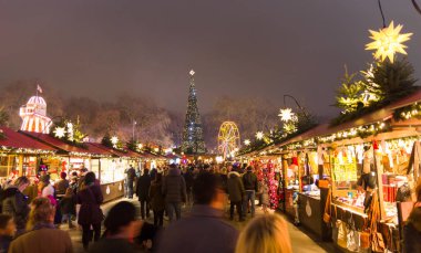 Hyde Park'ın kış harikalar diyarı Parkı, Londra İngiltere Noel markt yürüyen insanlar