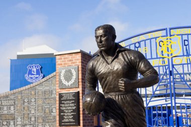 Everton futbol kulübü stadyum ve Dixie Dean heykeli görünümü