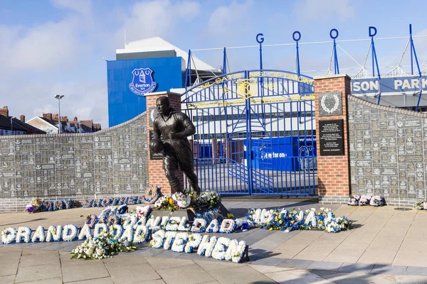 Vista del estadio del Everton Football Club y estatua de Dixie Dean — Foto de Stock