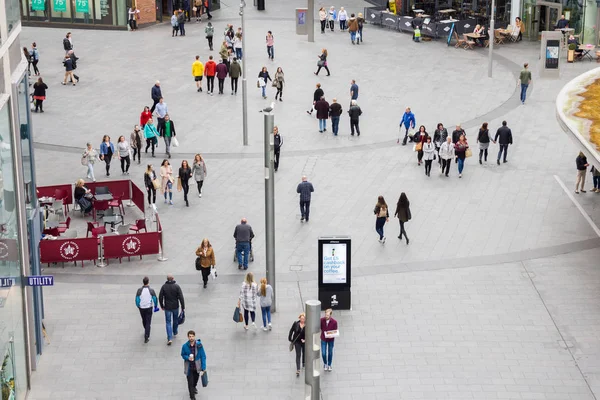 Pessoas caminhando no centro comercial Liverpool One — Fotografia de Stock