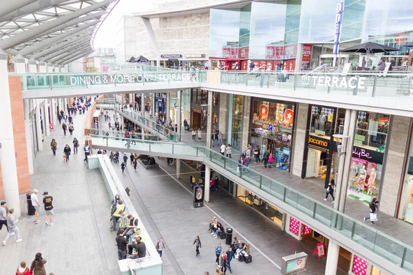 Mensen lopen in het winkelcentrum Liverpool One — Stockfoto