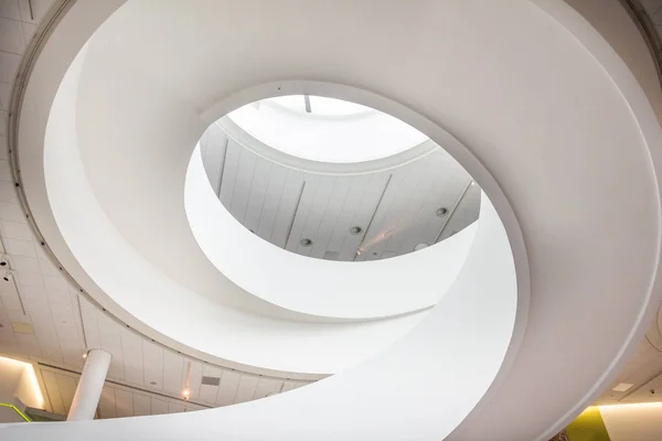 リヴァプールの博物館の中央階段 — ストック写真