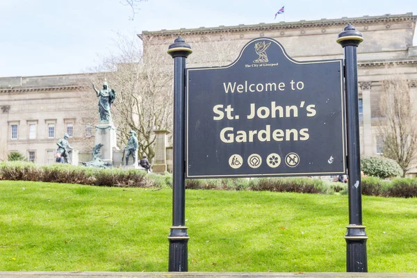 Uitzicht op de St. John's tuinen en de St George's Hall, Liverpool, Verenigd Koninkrijk — Stockfoto
