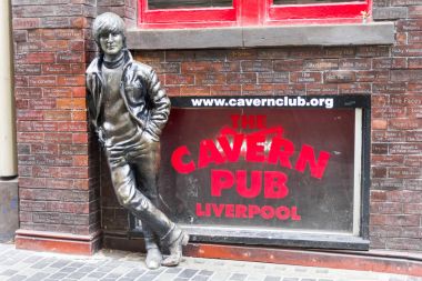 John Lennon heykeli önünde mağaranın Pub, Liverpool, İngiltere