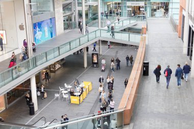 Liverpool bir alışveriş merkezinde yürüyen insanlar