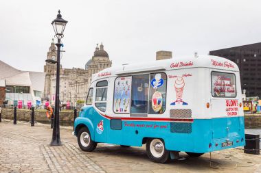 Vintage dondurma minibüsün içinde Albert Dock, Liverpool, İngiltere