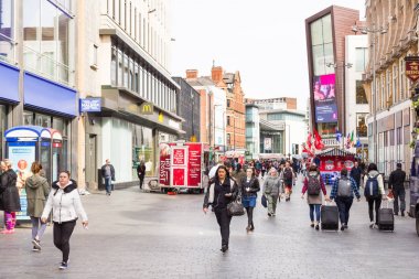 St John sokakta, Liverpool bir yürürken insanlar