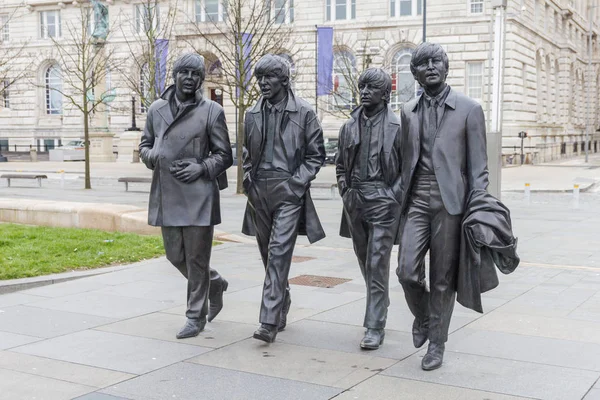 Бронзовые статуи The Beatles на набережной Ливерпуля — стоковое фото
