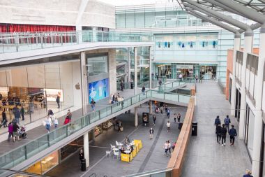  Liverpool bir alışveriş merkezinde yürüyen insanlar