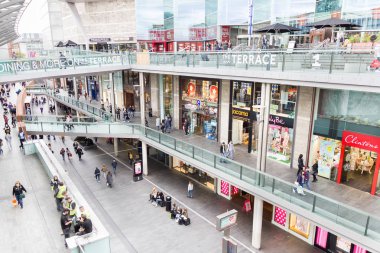 Liverpool bir alışveriş merkezinde yürüyen insanlar
