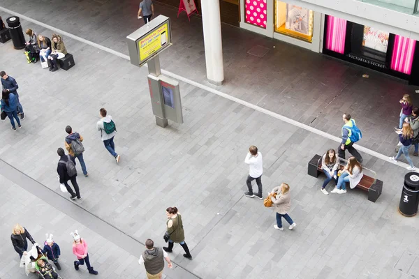 Gente caminando en el centro comercial Liverpool One — Foto de Stock