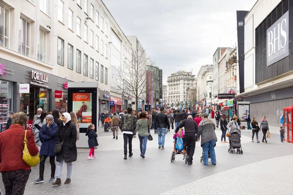 Mensen lopen in de St. John Street, Liverpool One — Stockfoto