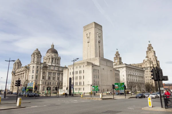 Visa av de tre gracerna i Pier huvud, Liverpool, Storbritannien — Stockfoto