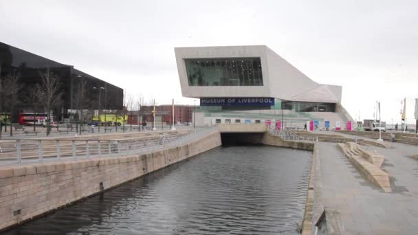 Vista del Museo de Liverpool en el muelle — Vídeos de Stock