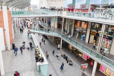 Liverpool bir alışveriş merkezinde yürüyen insanlar