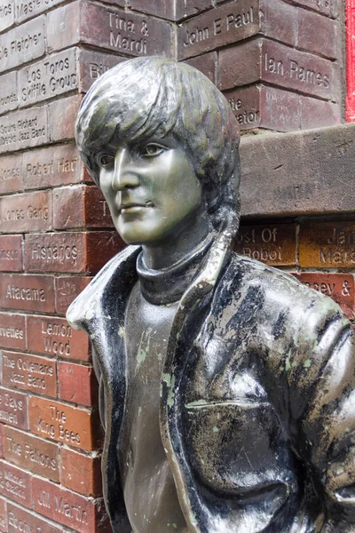 John Lennon heykeli önünde mağaranın Pub, Liverpool, İngiltere — Stok fotoğraf