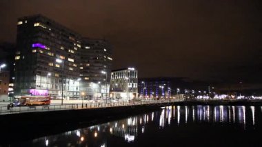 Gece, Liverpool, İngiltere'de Albert Dock ve Strand sokak görünümü