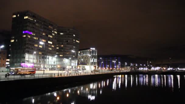 Utsikt över Albert Dock och Strand gatan på natten, Liverpool, Storbritannien — Stockvideo