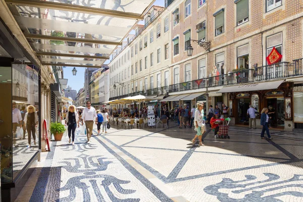 Personnes marchant dans la rue Augusta, Lisbonne, Portugal — Photo