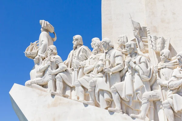 Denkmal der Entdeckungen (Padro dos Descobrimentos) am Ufer des Tejo, Belem, Lissabon, Portugal — Stockfoto