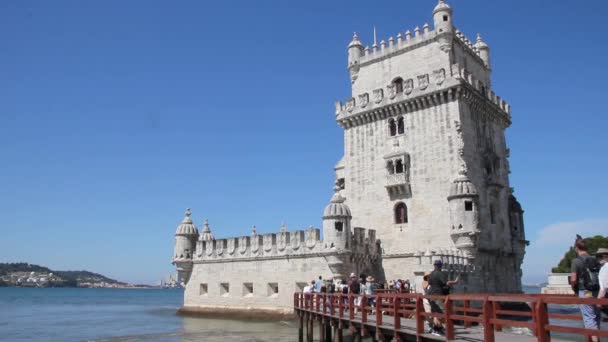 Persone che visitano la Belem Tower, Lisbona, Portogallo — Video Stock