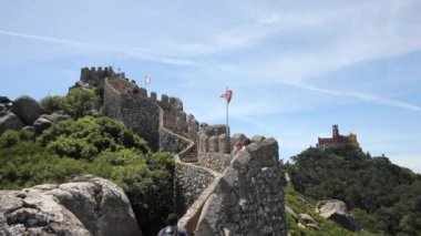  Moors, Sintra, Portekiz kale duvarları üzerinde yürüyen insanlar