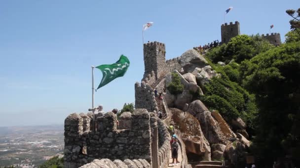 Gente caminando sobre las murallas del Castillo de los Moros, Sintra, Portugal — Vídeos de Stock