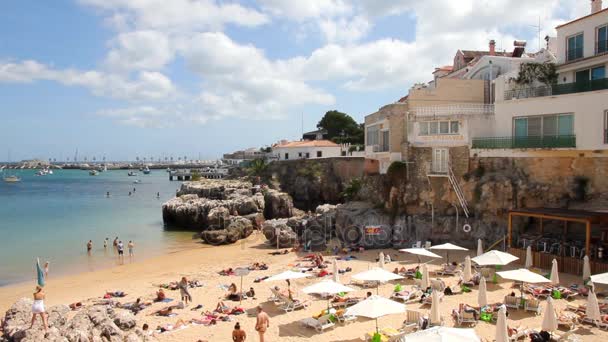 Persone che si godono la giornata estiva in spiaggia Praia da Rainha, Cascais, Portogallo — Video Stock