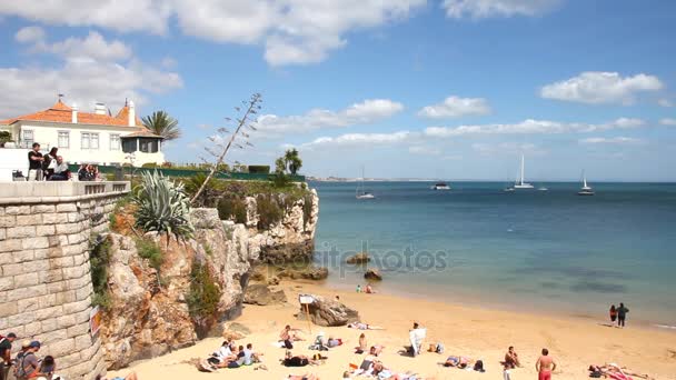 Människor som njuter sommardag på stranden Praia da Rainha, Cascais, Portugal — Stockvideo