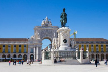 Praça içinde yürüyüş yapanlar Comercio, Lisbon, Portekiz