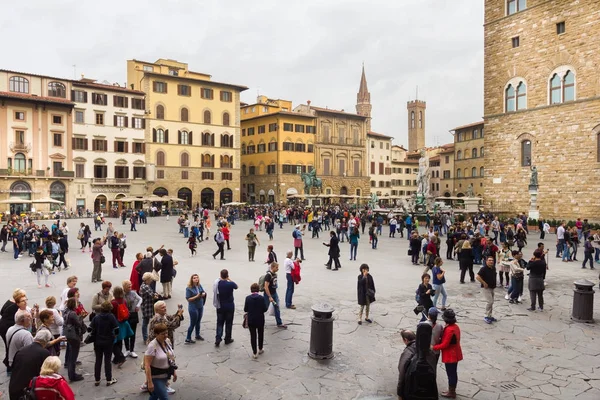 Ludzie chodzą w Piazza della Signoria, Florencja, Włochy — Zdjęcie stockowe