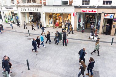Grafton Street, Dublin, İrlanda'da yürüyen insanlar