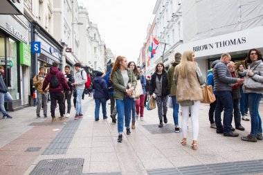 Grafton Street, Dublin, İrlanda'da yürüyen insanlar