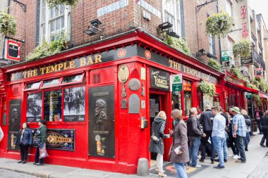Temple Bar alanı, Dublin, İrlanda yürüyen turist