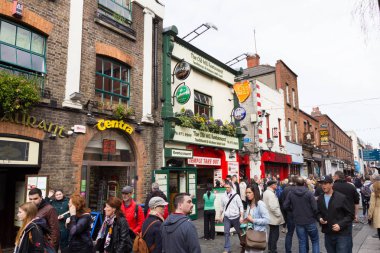 Temple Bar alanı, Dublin, İrlanda yürüyen turist