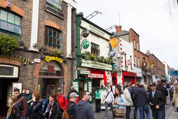 Turistas caminando por el área de Temple Bar, Dublín, Irlanda —  Fotos de Stock